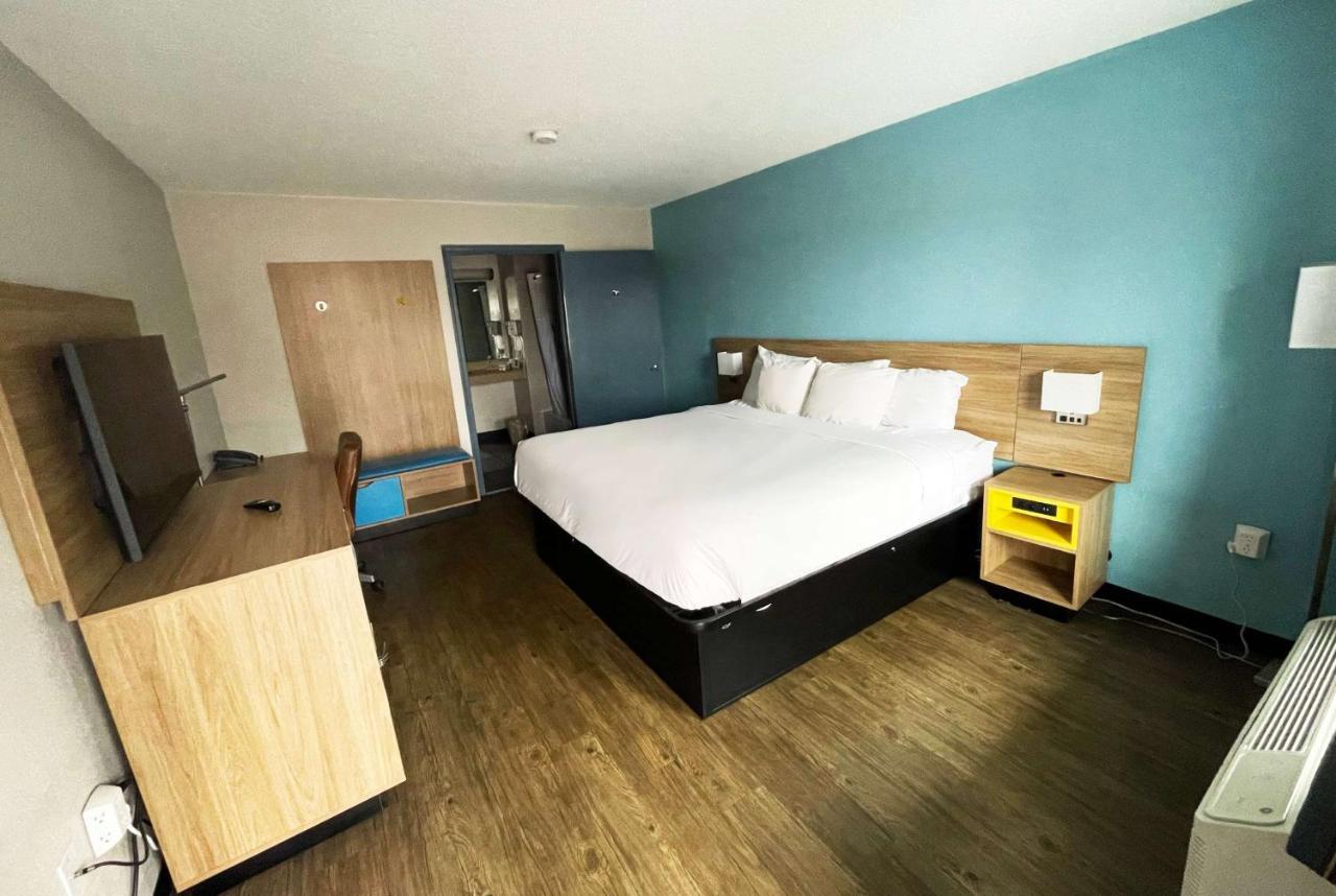 Days Inn By Wyndham Raleigh Glenwood-Crabtree Esterno foto