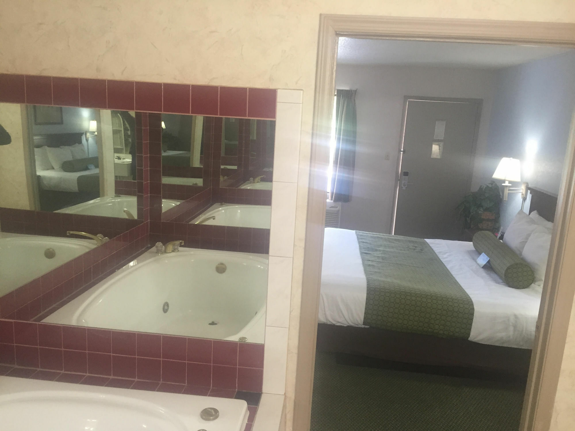 Days Inn By Wyndham Raleigh Glenwood-Crabtree Esterno foto