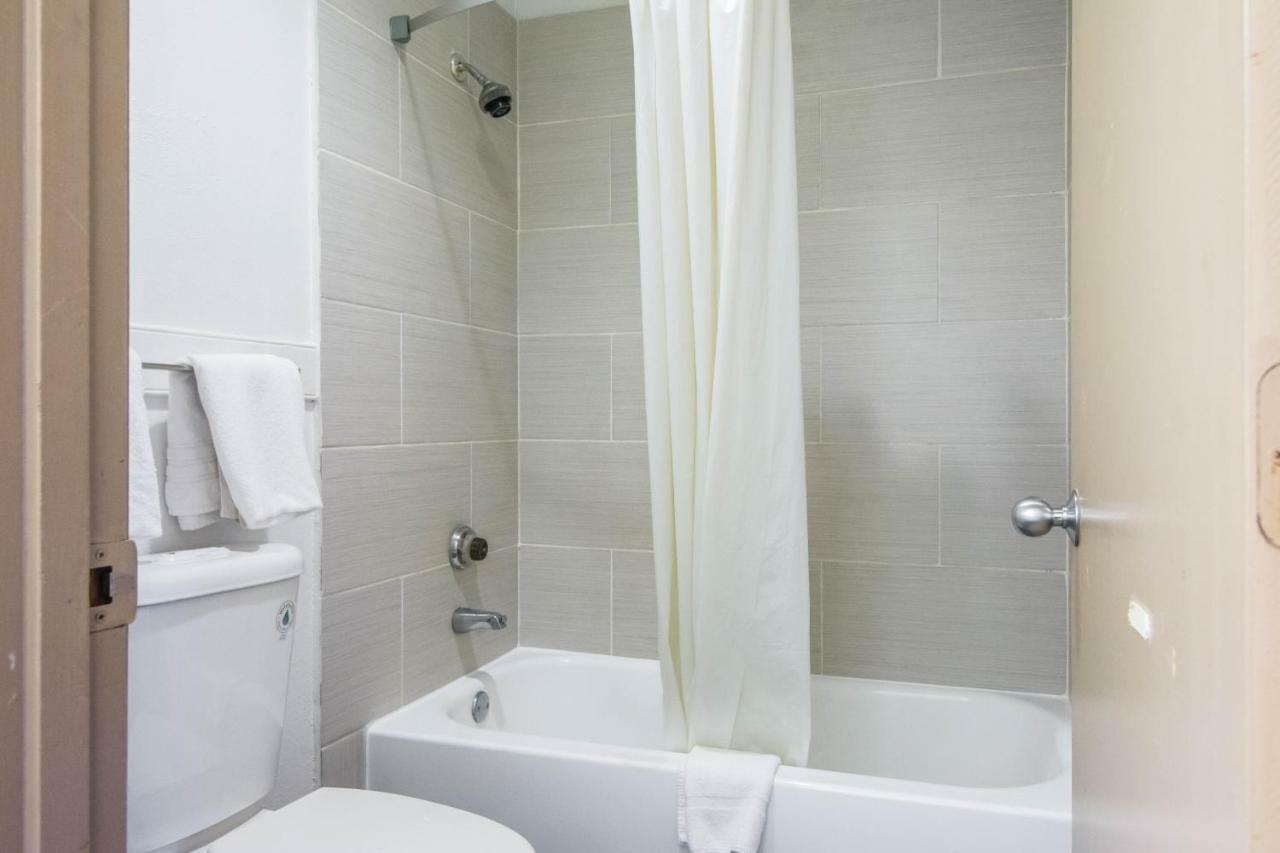 Days Inn By Wyndham Raleigh Glenwood-Crabtree Esterno foto